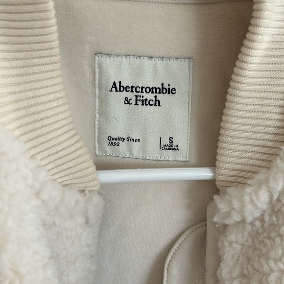 Abercrombie NWOT S Oversized Sherpa Bomber Jacket - Picture 4 of 4